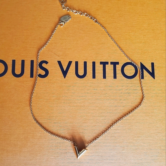 LV Essential V Necklace - Picture 2 of 12
